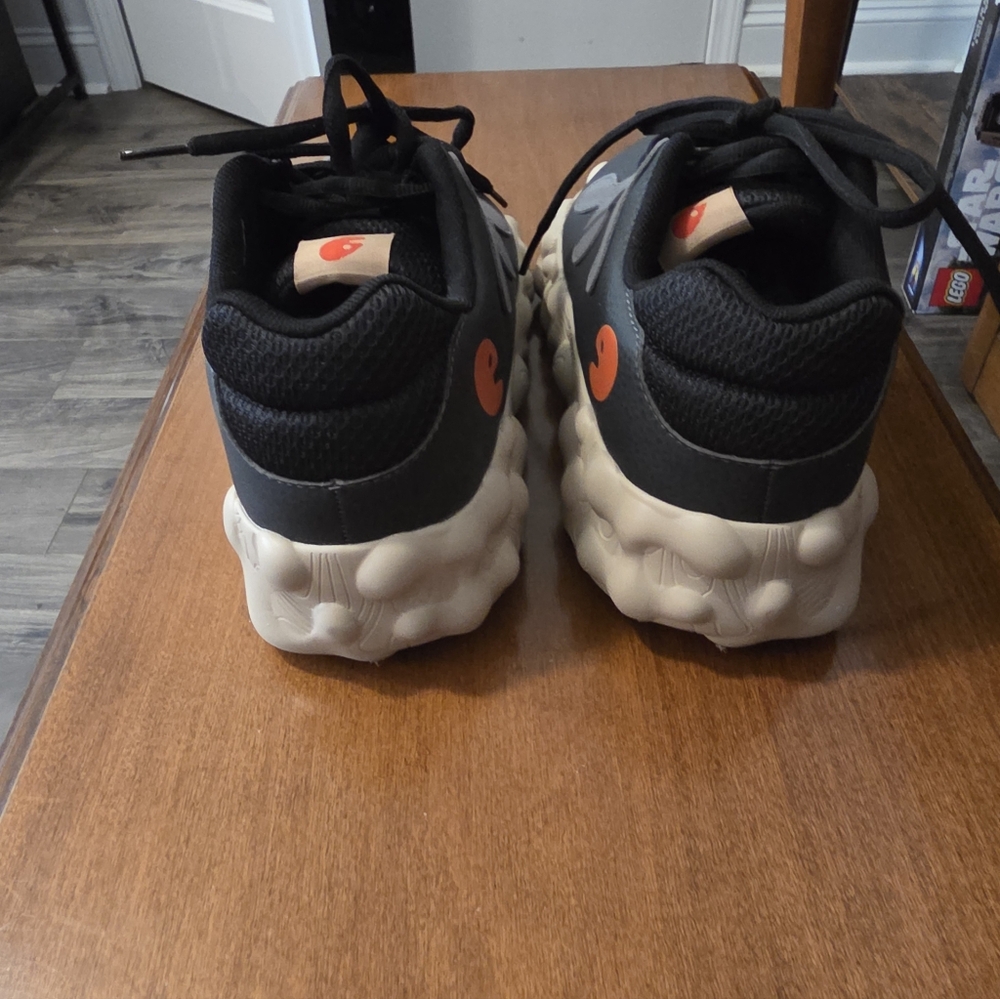 UIN Women's Black and Gray Shoes - Picture 4 of 5